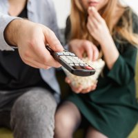 Kumanda ile Canlı TV İzleme: Televizyonunuzu Akıllı Hale Getirin